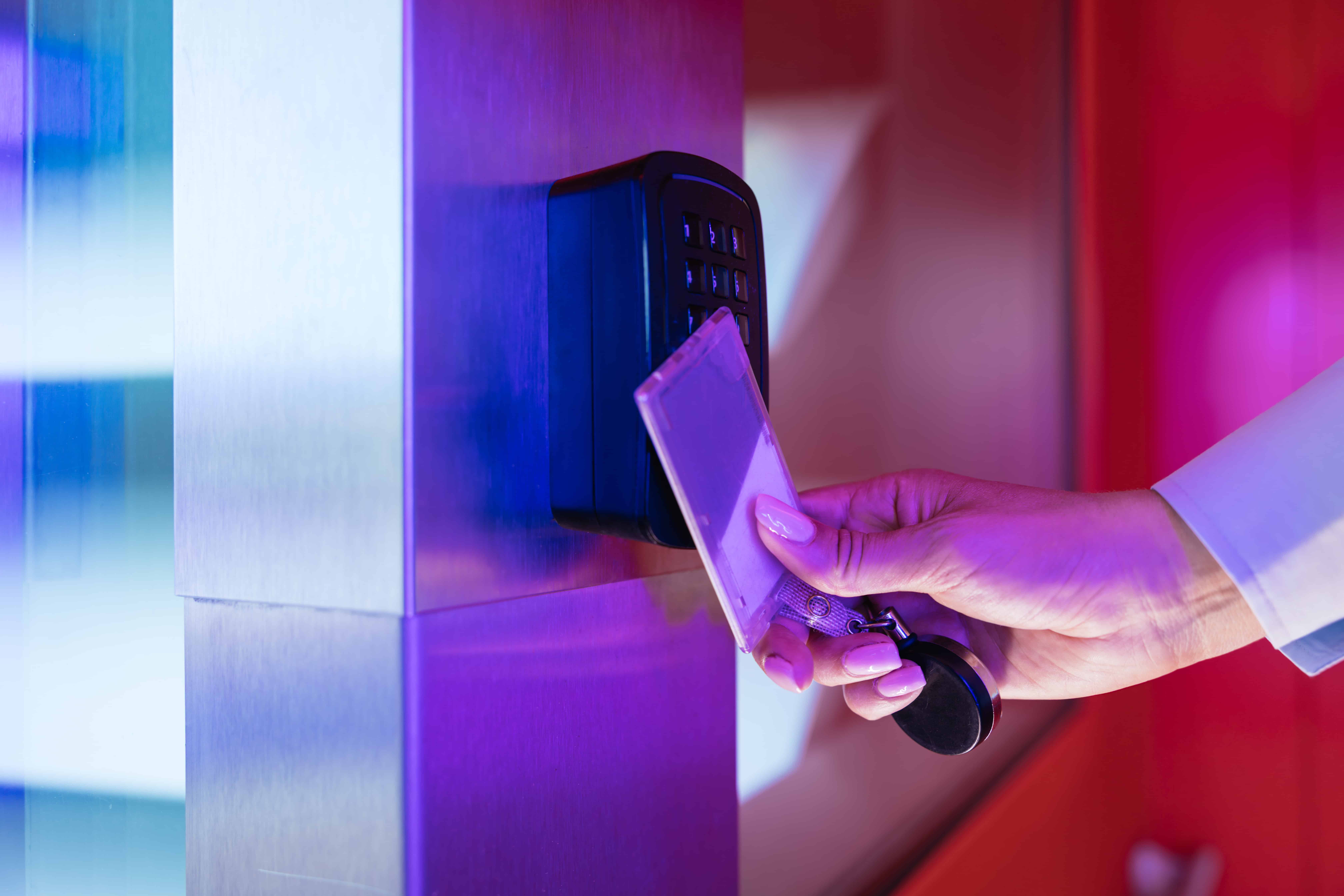 Un agent de sécurité scanne un badge visiteur à la porte d'entrée d'un centre de données.