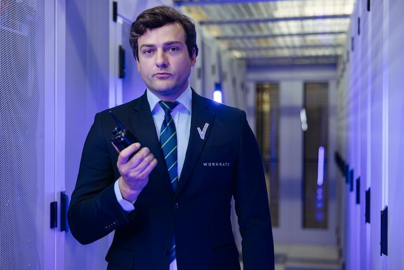 Agent de sécurité Workrate tenant une radio tout en surveillant les armoires serveurs