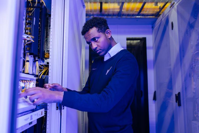 Technicien en sécurité de centre de données travaillant dans une salle serveur